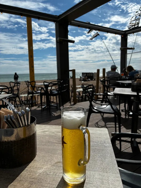 海辺でビール